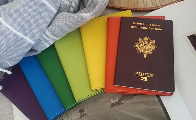 Portefeuille cuir de couleur - Modèle porte-passeport - Violet Ultra