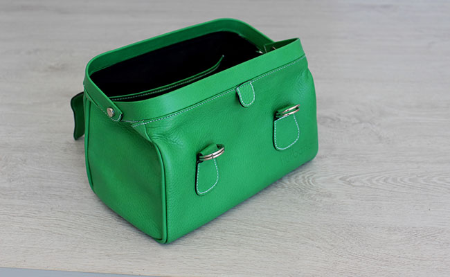 Trousse de toilette en cuir - modèle besace - Cuir Vert Bunker